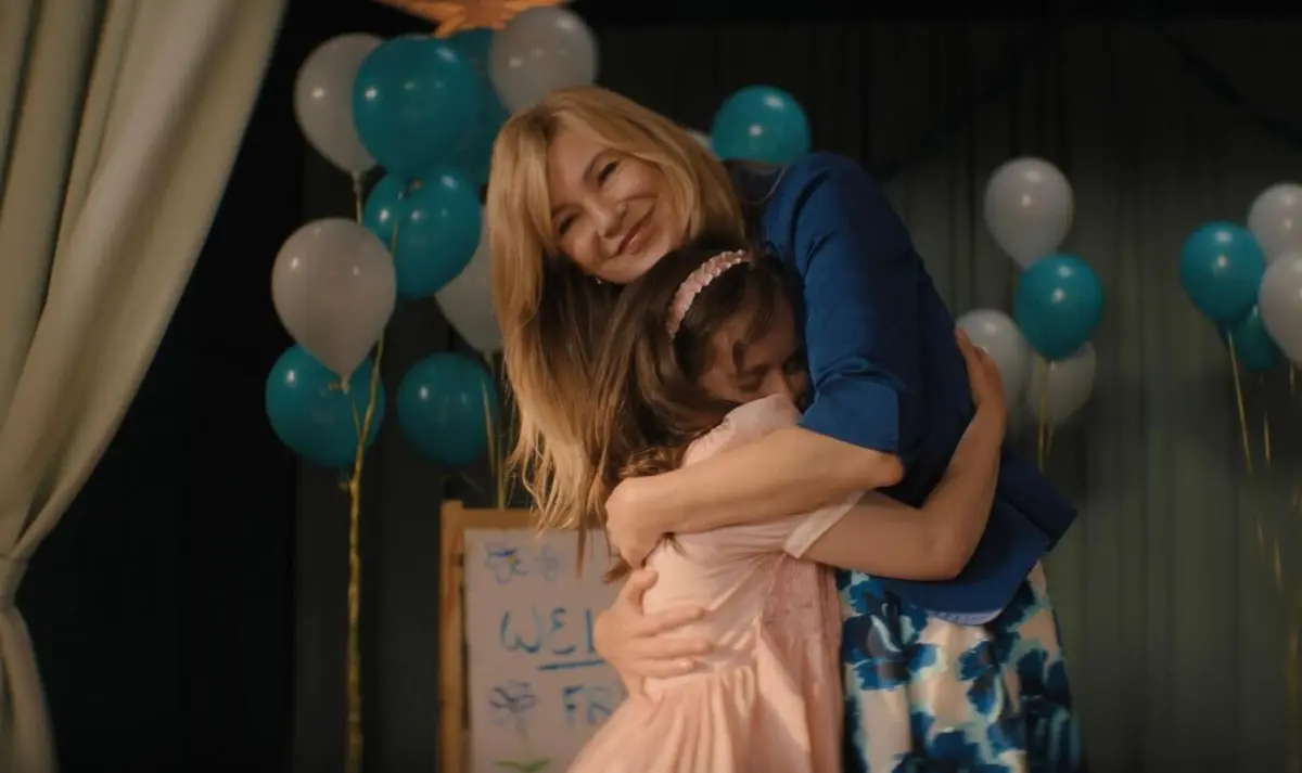 Pompeo encarna Kristine Barnett, mãe de três rapazes que adotou Natalia Grace com o marido, Michael Barnett