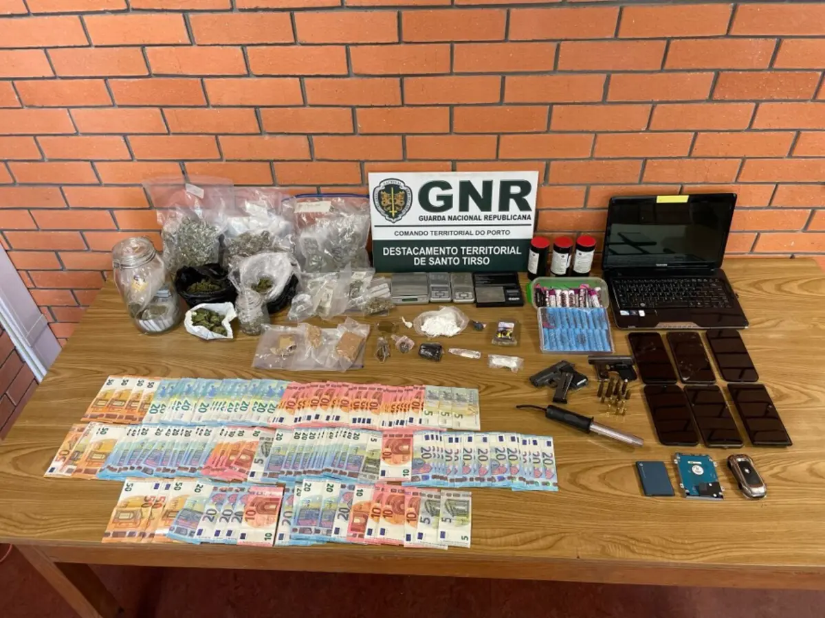 Foram apreendidas 2354 doses de cocaína, 992 de canábis, 933 doses de resina de canábis, 10 de haxixe, quatro sementes de canábis e 28 selos de LSD