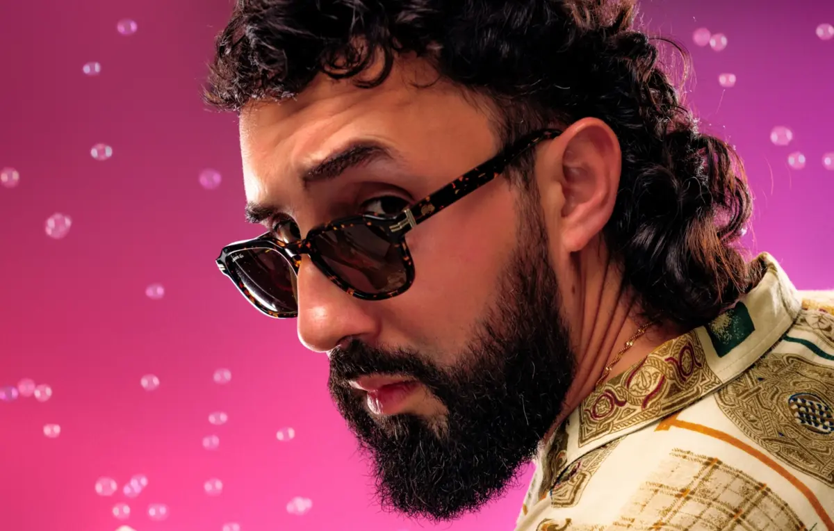 Mike El Nite inicia novo capítulo na carreira, apresentando-se como Simplesmente Miguel. Acaba de lançar "Existencisensual (É complicado)", single que dá nome ao álbum a lançar no início de 2026