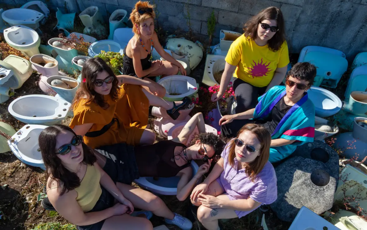 Entre voz e instrumentos, a banda tem sete elementos