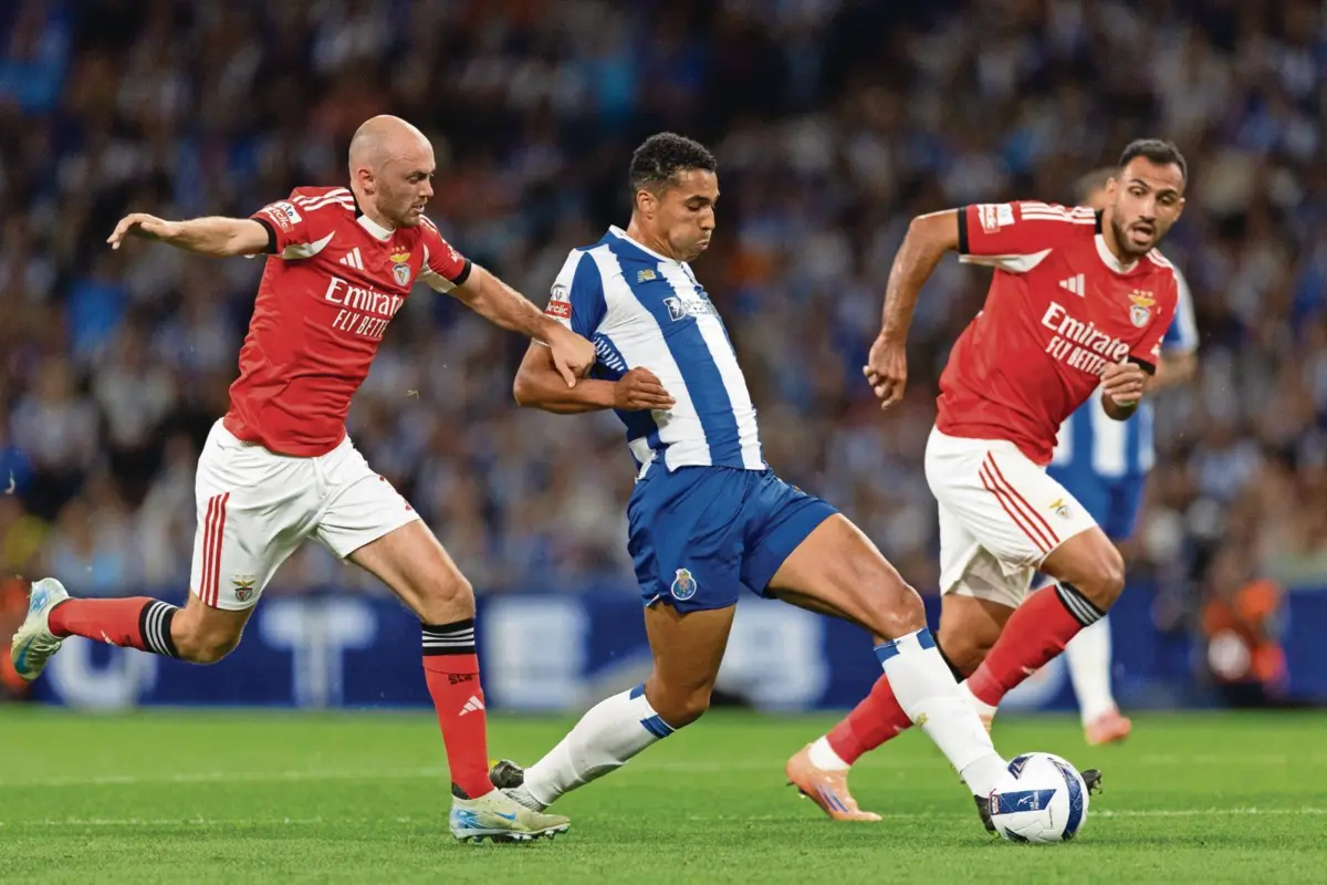 Portista Alberto Costa entre os benfiquistas Aursnes e Pavlidis, no primeiro clássico da carreira do lateral dos dragões