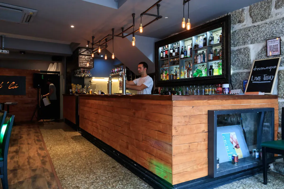 Oub’Lá situa-se no número 25 da Praça de São Tiago desde 2018