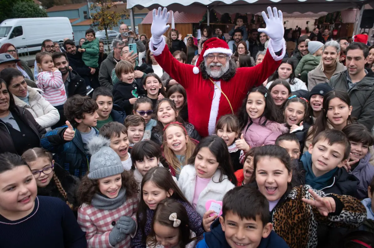 Crianças ficaram entusiasmadas com a chegada do Pai Natal à Afurada