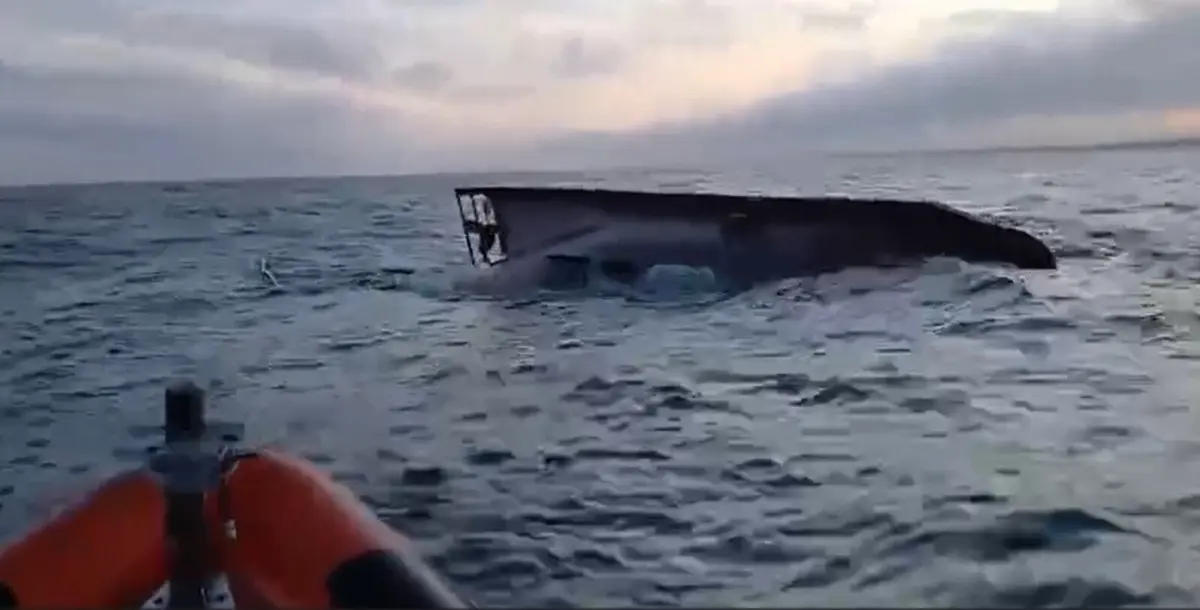 Imagem de contexto do artigo Condições do mar impedem buscas no interior de barco naufragado ao largo da Marinha Grande