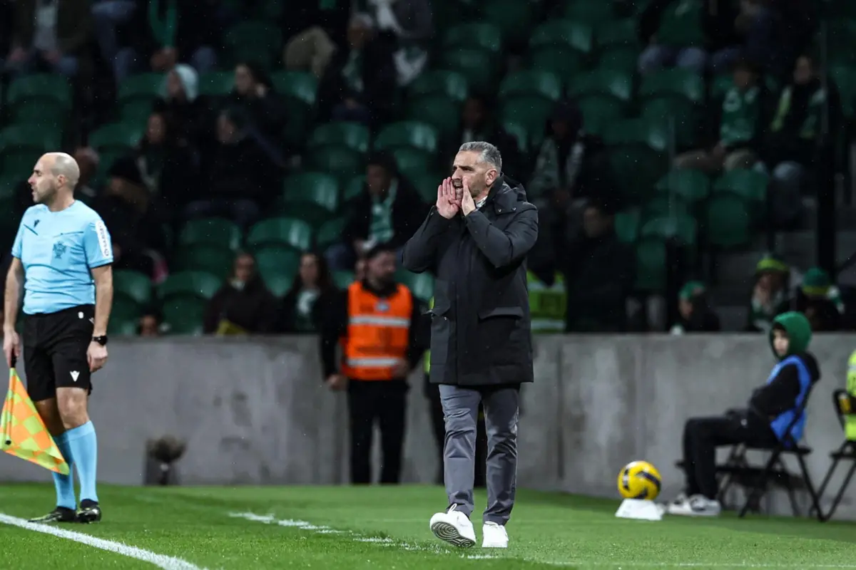 Rui Borges dá indicação aos jogadores do Sporting