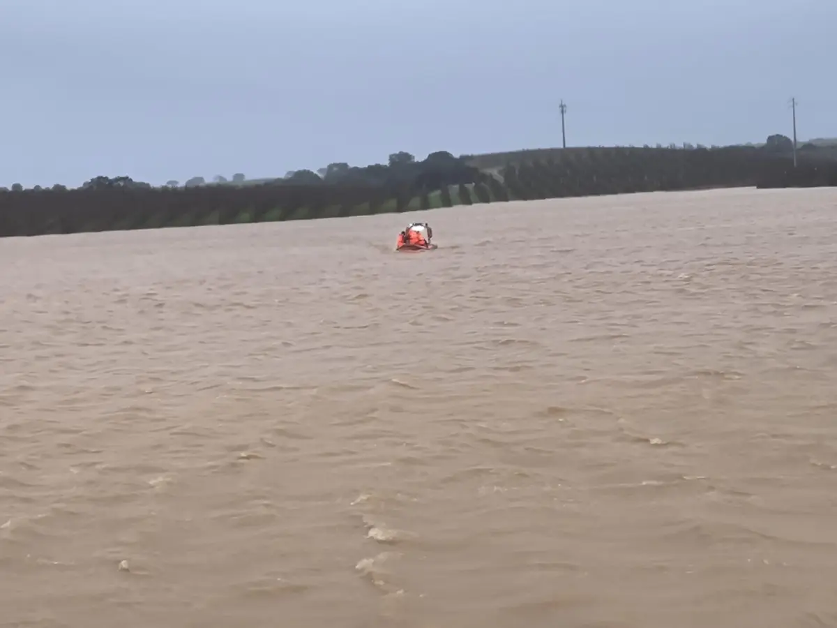A única alternativa passava por retirar as pessoas através de um barco