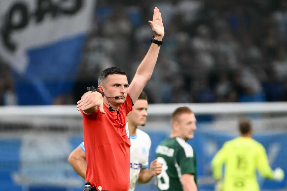 O inglês Michael Oliver vai arbitrar na terça-feira a receção do Sporting de Braga ao Real Madrid