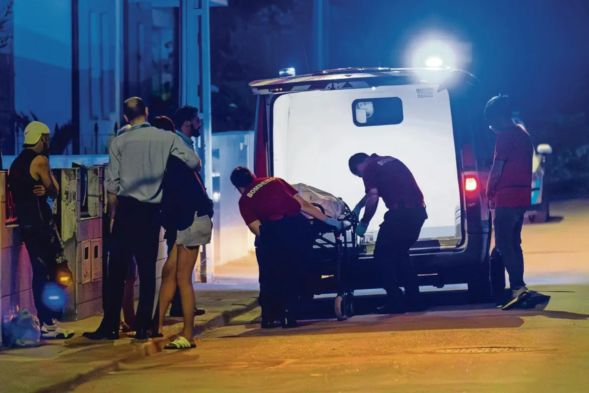 Corpo da vítima mortal foi retirado da habitação pelos bombeiros já de madrugada