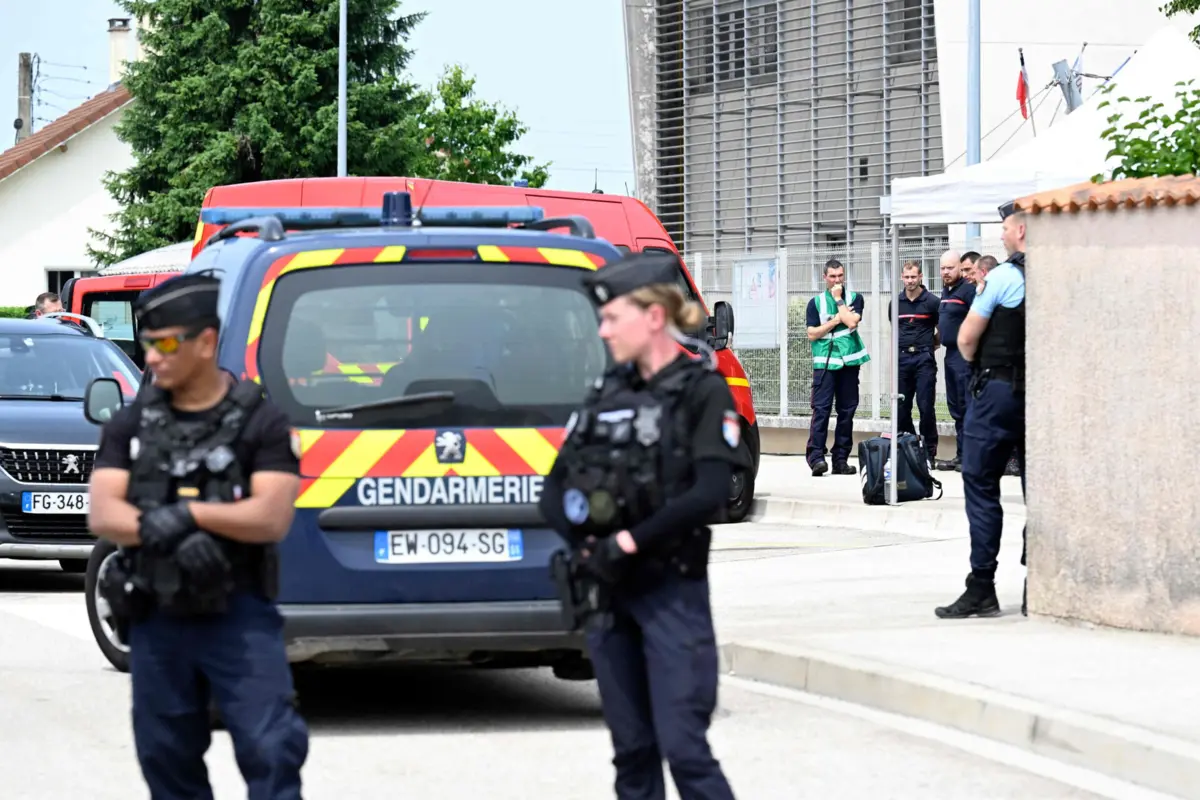 A assistente educacional, de 31 anos, foi esfaqueada durante um controlo de mochilas