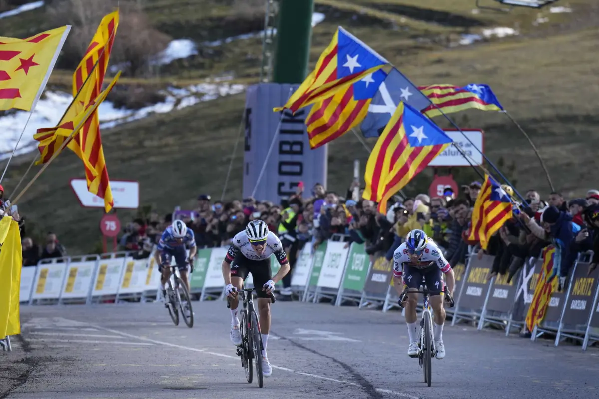 Juan Ayuso foi mais forte que Roglic no sprint
