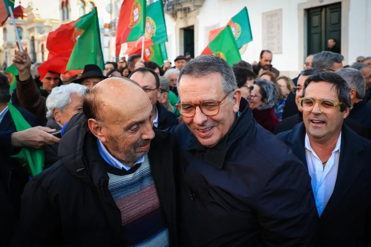 Imagem de contexto do artigo Sondagem diária: Seguro destaca-se na frente. Ventura, Gouveia e Melo e Cotrim separados entre si por uma décima. Mendes ainda em perda
