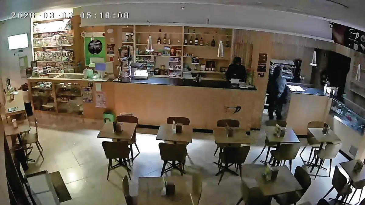 Assaltantes levaram gaveta da caixa registadora, que estava sem dinheiro