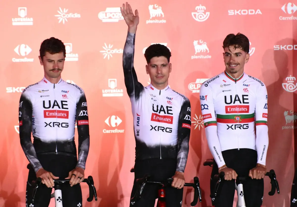 João Almeida, ao centro, na apresentação da Vuelta