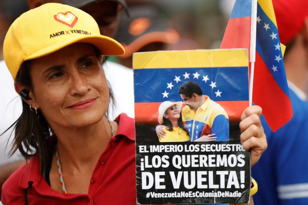 Nicolás Maduro e a mulher Cilia Flores estão detidos nos EUA