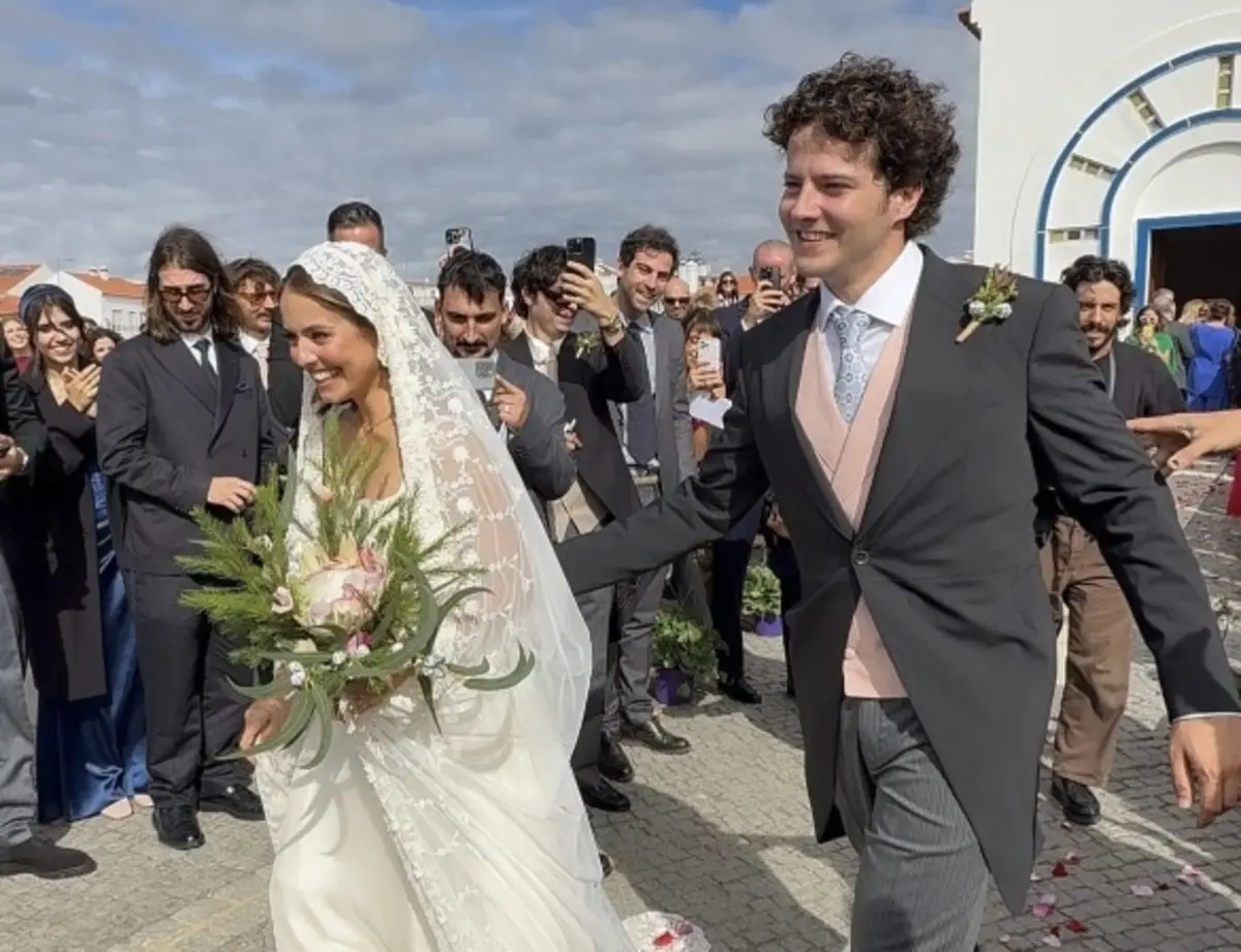 Mariana Montez e Diogo Calheiros Braga, músico conhecido como Kyle Quest, trocaram alianças na Capela de Nossa Senhora do Mar, na Zambujeira do Mar