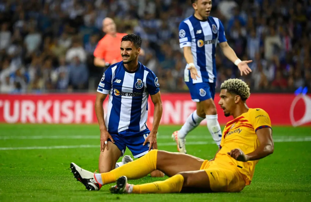Stephen Eustaquio em ação frente ao Barcelona