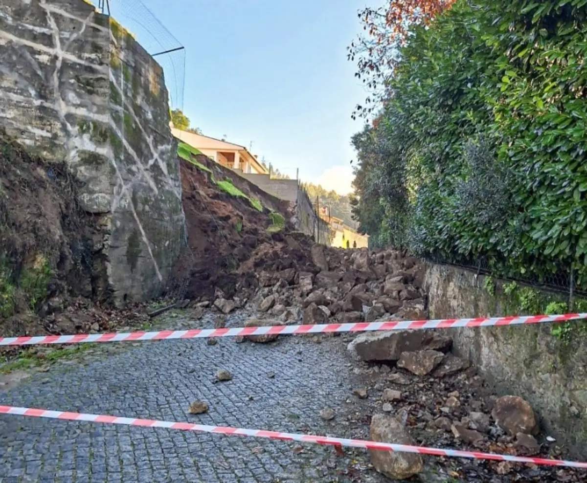 O alerta foi dado antes das 8 horas desta segunda-feira