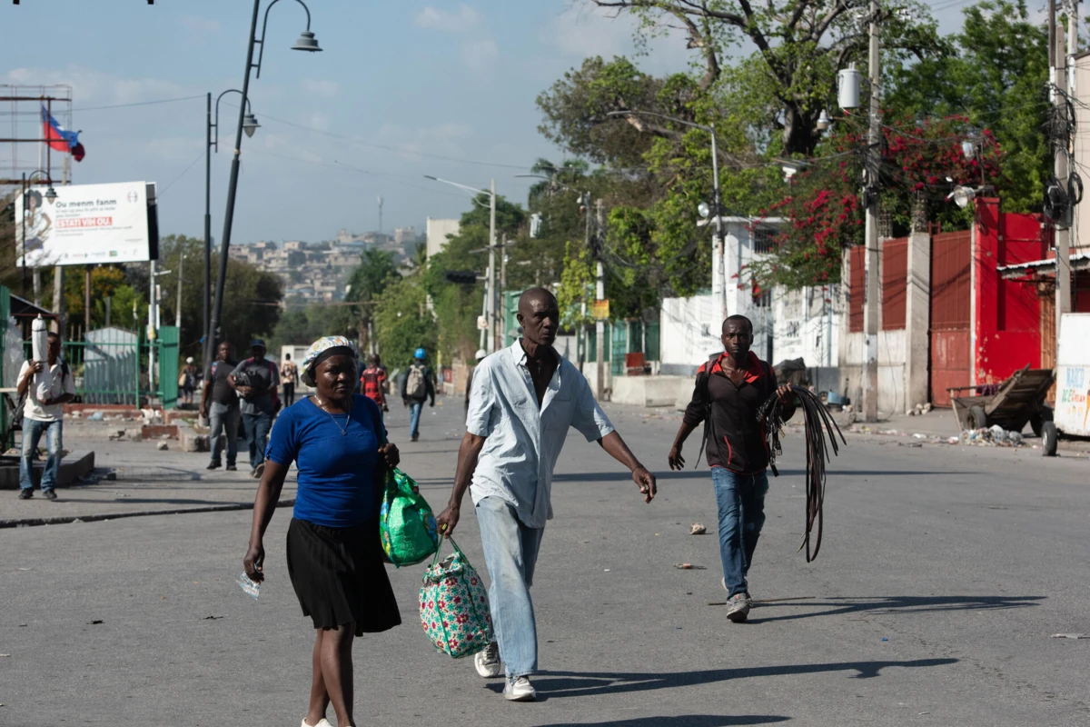 Imagem de contexto do artigo Mais de 50 mil pessoas fugiram da violência de gangues na capital do Haiti