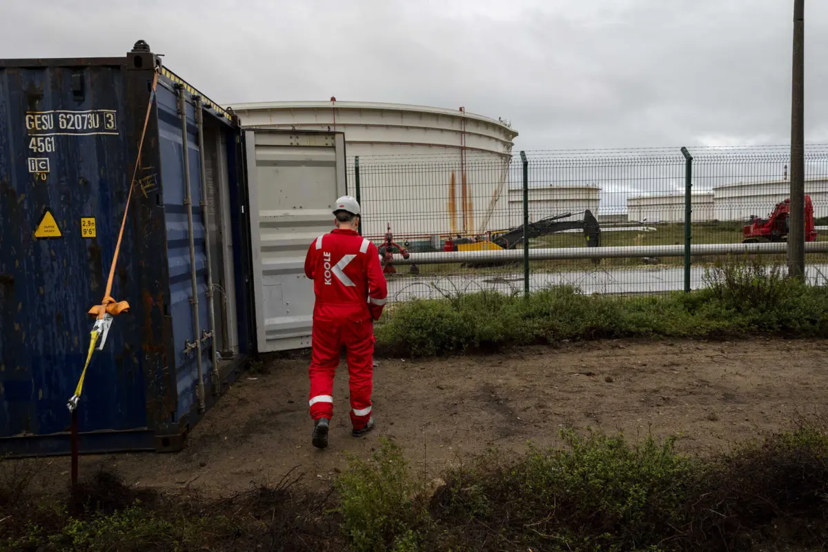 Desmantelamento da refinaria começou pela retirada dos pipelines