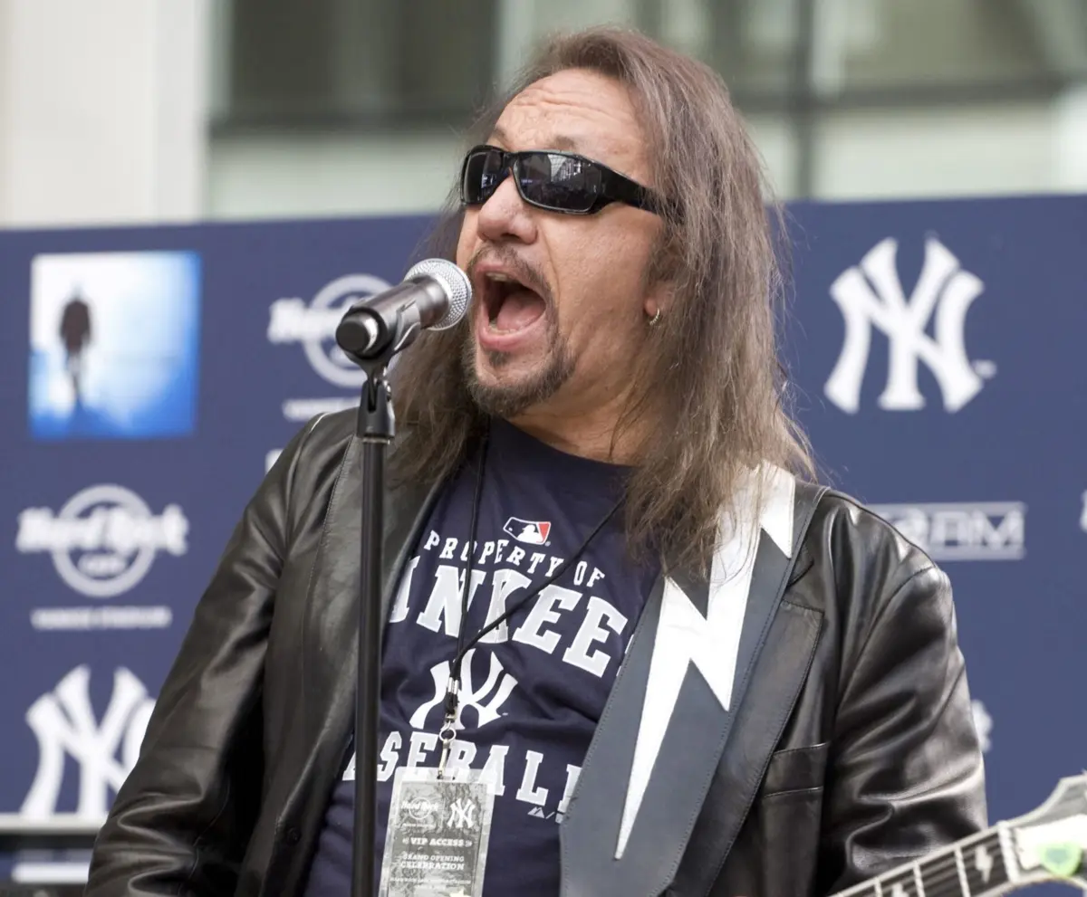 Ace Frehley, guitarrista original do grupo de glam rock norte-americano KISS, morreu ao 74 anos.