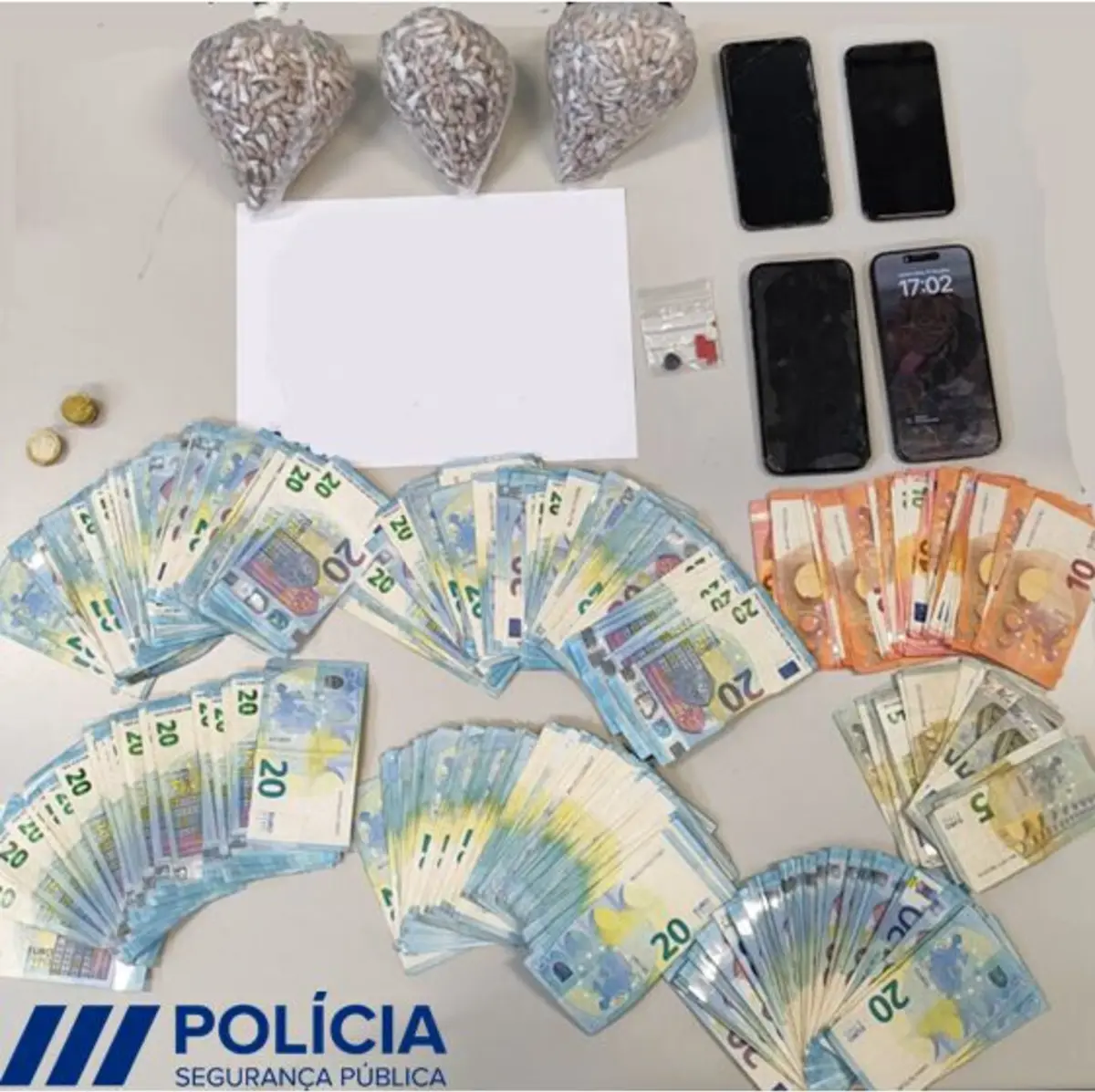Policia deteve casal que estava na posse de heroína, anfetaminas e mais de seis mil euros, no Porto.