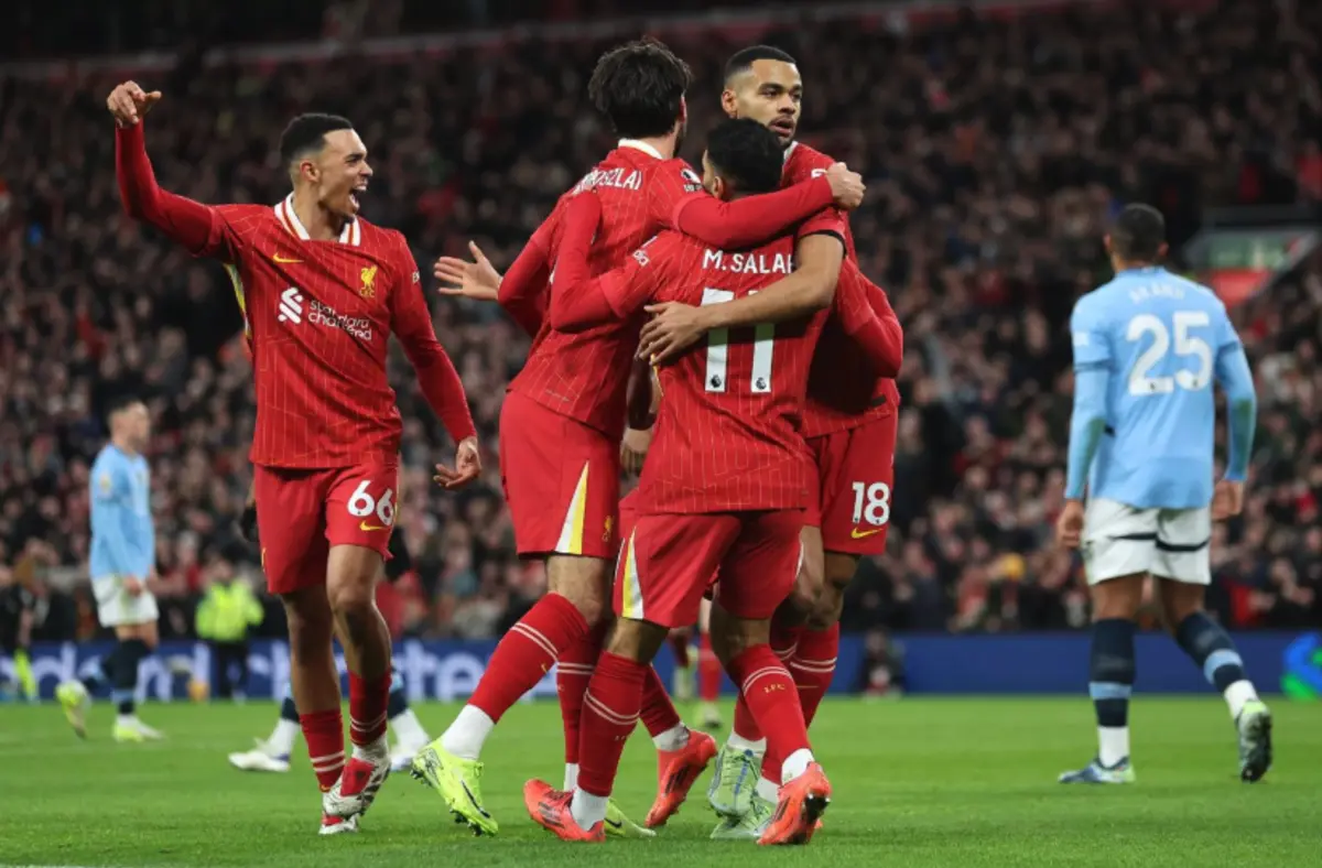 Jogadores do Liverpool festejam golo ao Manchester City