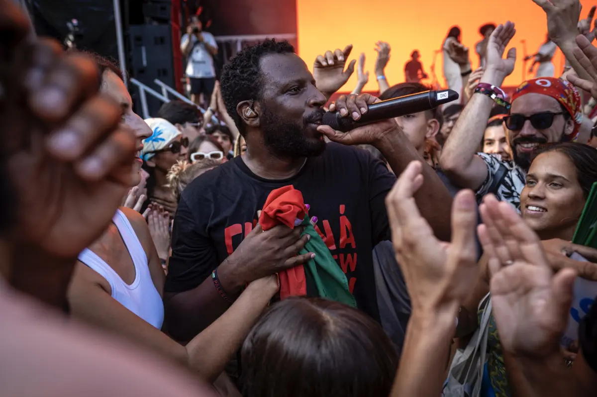 Ao terceiro dia, Dino D"Santiago ofereceu um concerto mais do que perfeito