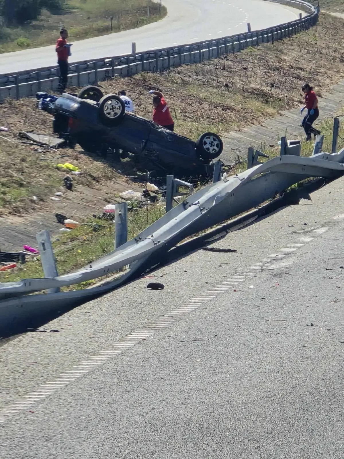 Uma mulher de 30 anos, que seguia na viatura, morreu
