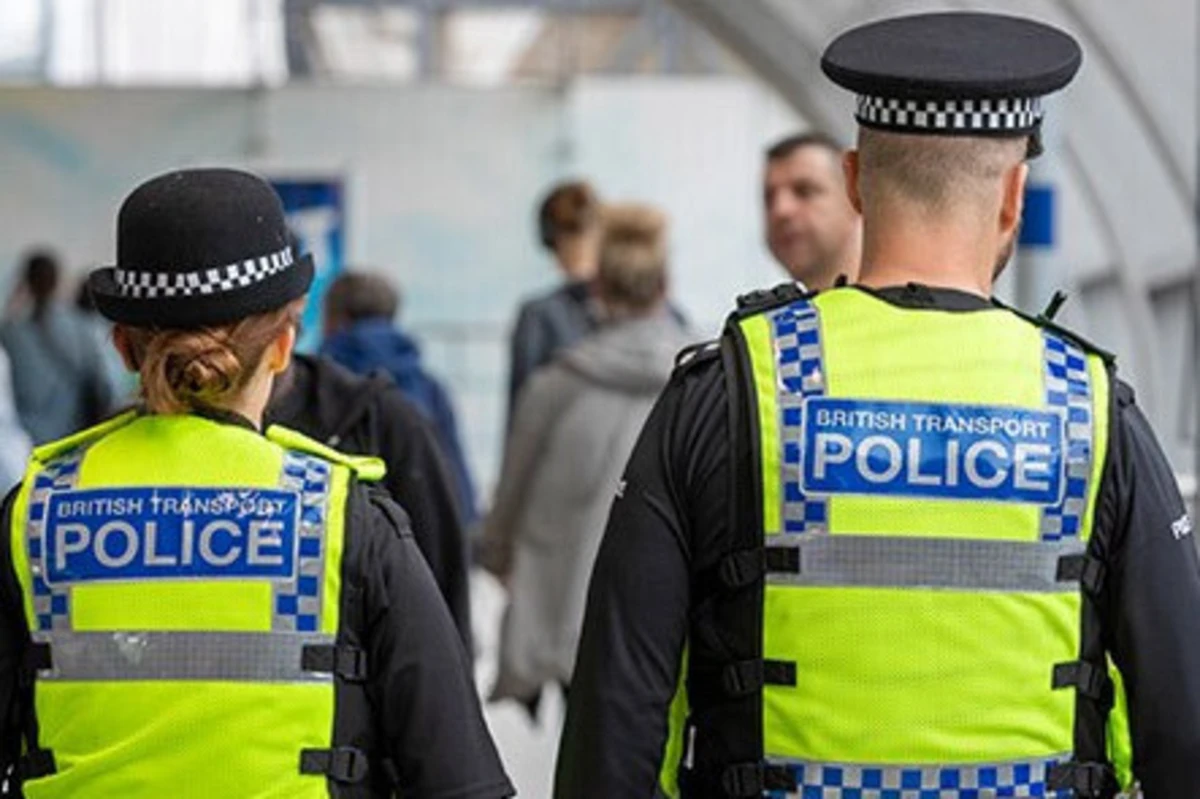 Polícia dos transportes britânica (British Transport Police - BTP) confirmou um morto e 15 feridos