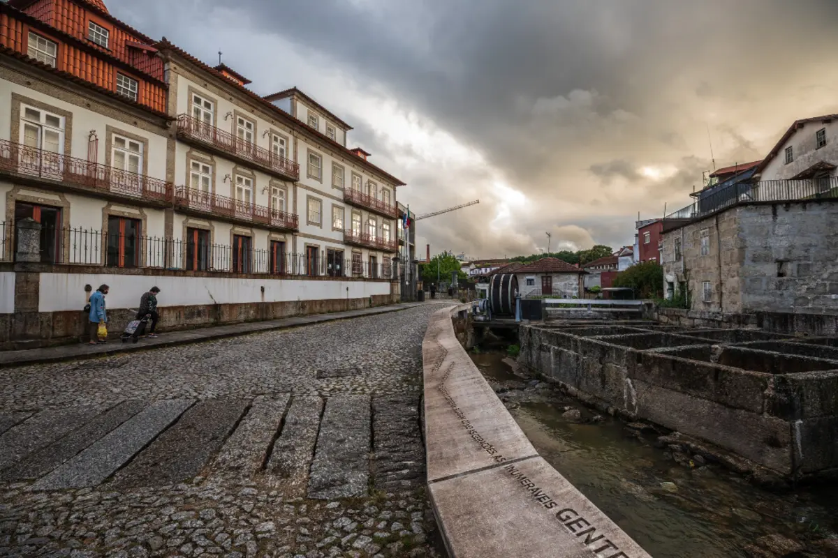 Tanques testemunham o legado industrial de Couros, uma marca do século XX