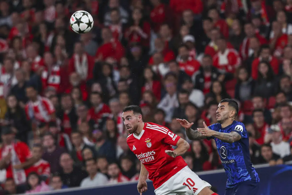 Kokçu em ação no jogo entre o Benfica e o Atlético de Madrid