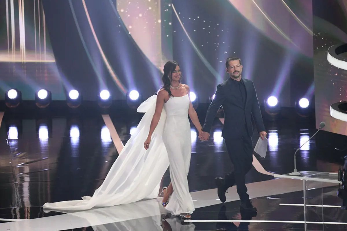 Protagonistas da nova novela da SIC "Vitória", Cláudia Vieira e Afonso Pimentel, apresentaram o primeiro prémio da noite