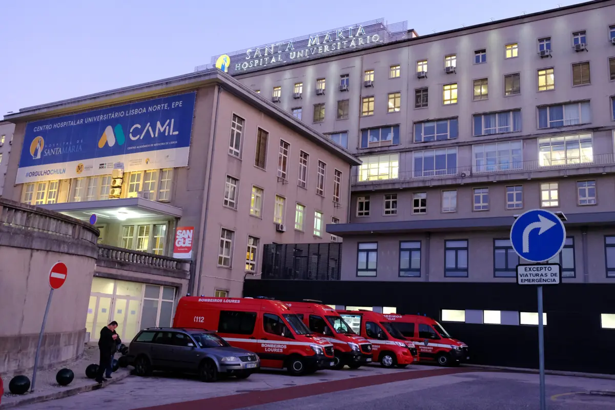 O caso remonta ao final de agosto de 2022, quando uma grávida com 31 semanas, durante a viagem de transferência entre hospitais, sofreu uma paragem cardiorrespiratória, tendo sido realizados trabalhos de reanimação no tra