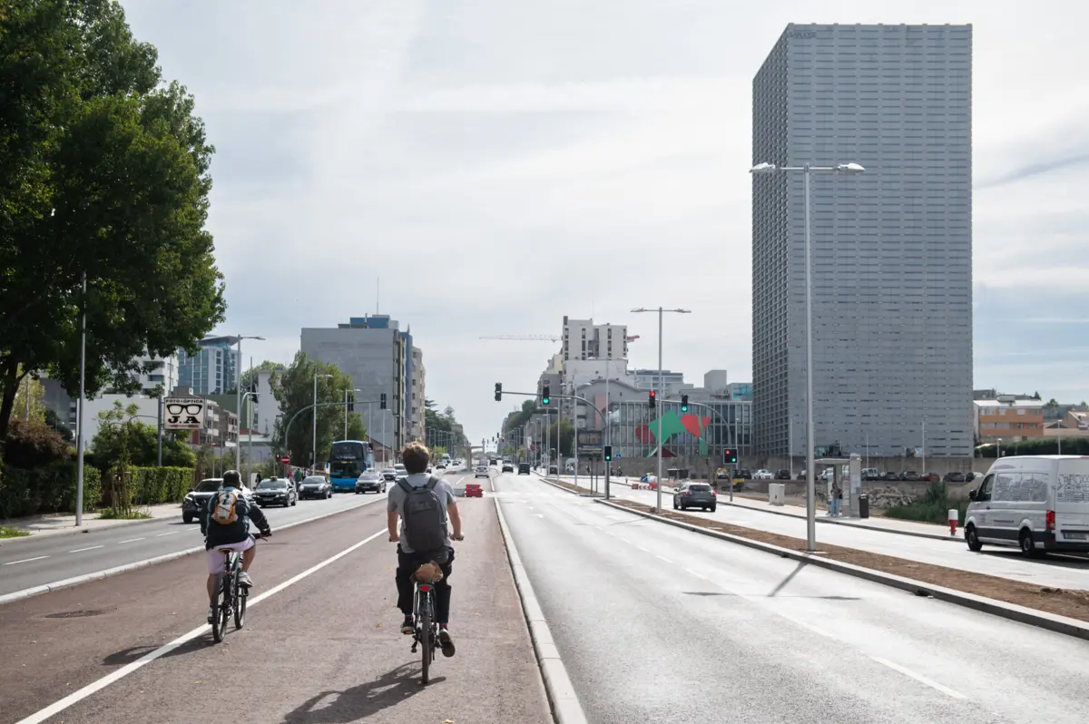 População já está a apropriar-se da via e a utilizá-la como ciclovia, já que o canal permanece vazio