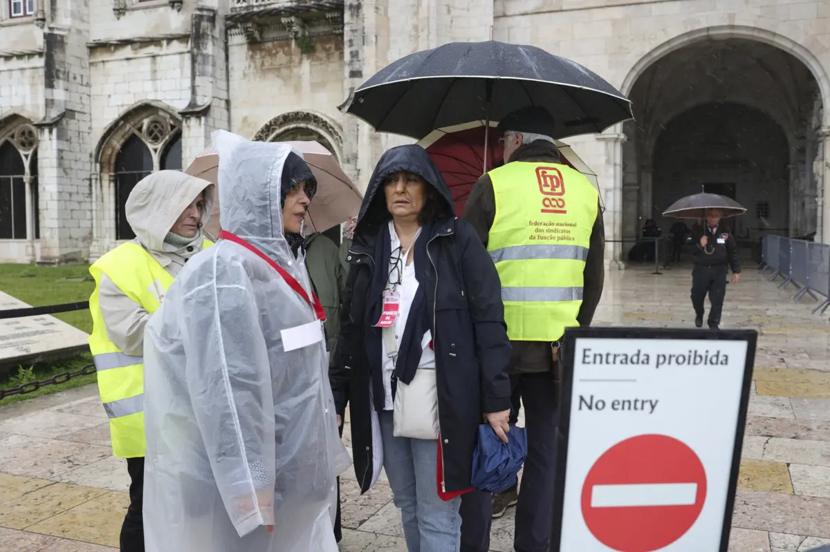 Em frente ao Mosteiro dos Jerónimos, em Belém, um cartaz justificava, em português e em inglês, as baias que impediam o acesso ao monumento
