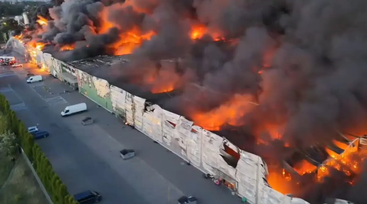 Centro comercial ficou totalmente destruído