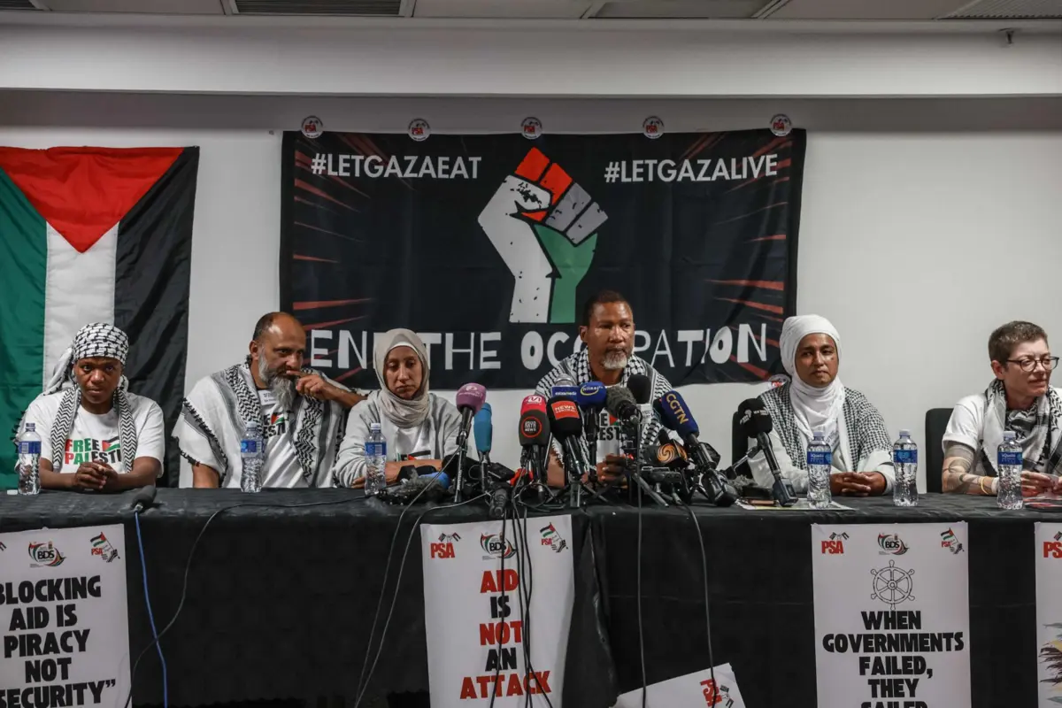 Mandla Mandela (centro), ativista sul-africano e neto de Nelson Mandela, numa conferência de imprensa com Zaheera Soomar, Fatima Hendricks, Carolyn Shelver, Reaaz Moola e Zukiswa Wanner