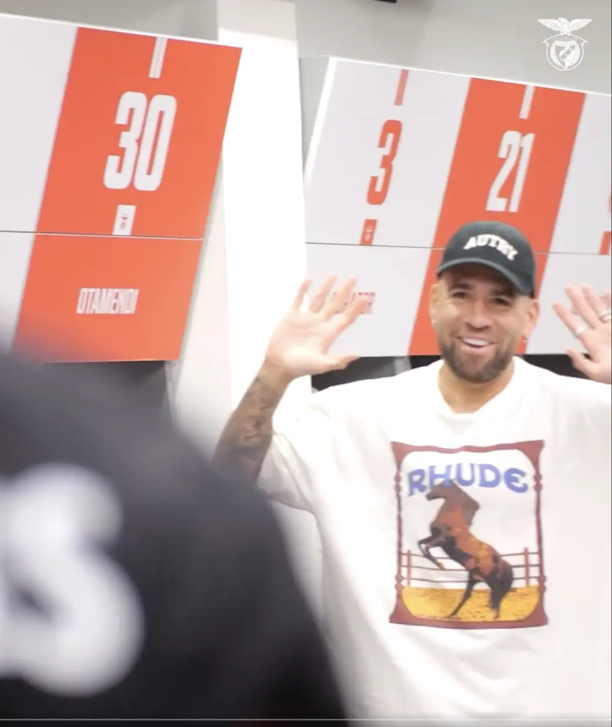 Otamendi com as mãos no ar ao ver o novo colega