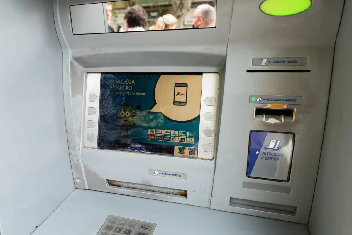 Máquinas "engolem" os cartões, dizem os queixosos