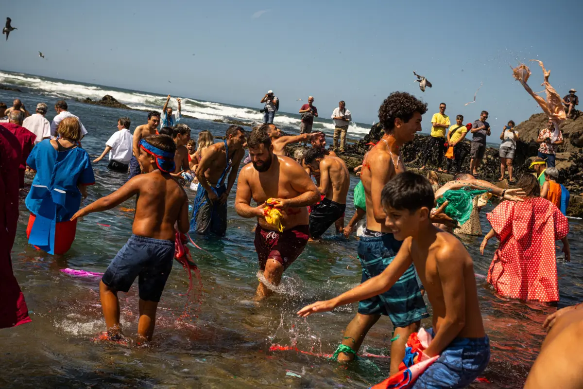 Trajes desfizeram-se na água e conduziram a "guerra de bolas de papel"