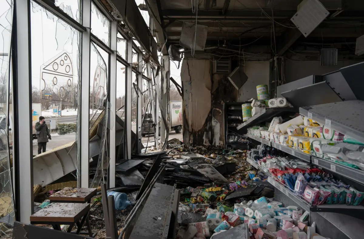 Danos no local de um ataque de drone russo perto de um supermercado e de uma cafetaria no centro de Kramatorsk, Leste da Ucrânia