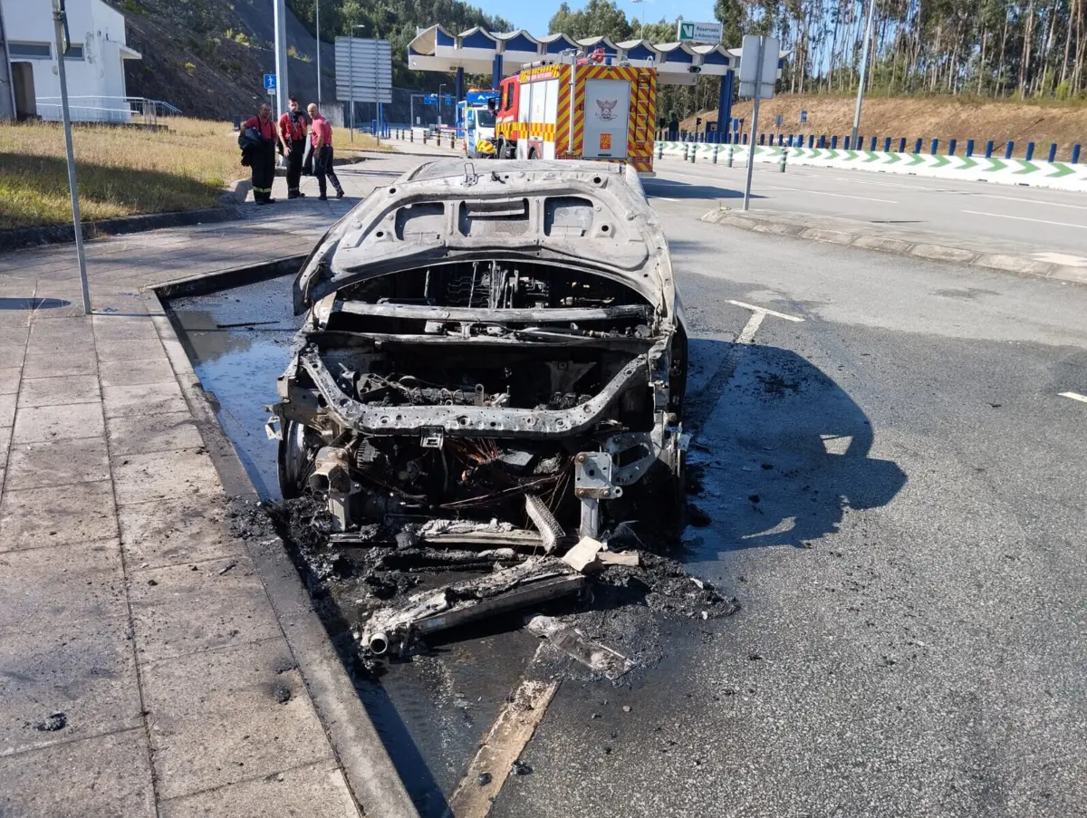 Carro que ardeu na A32 fotografado depois de retirado da autoestrada