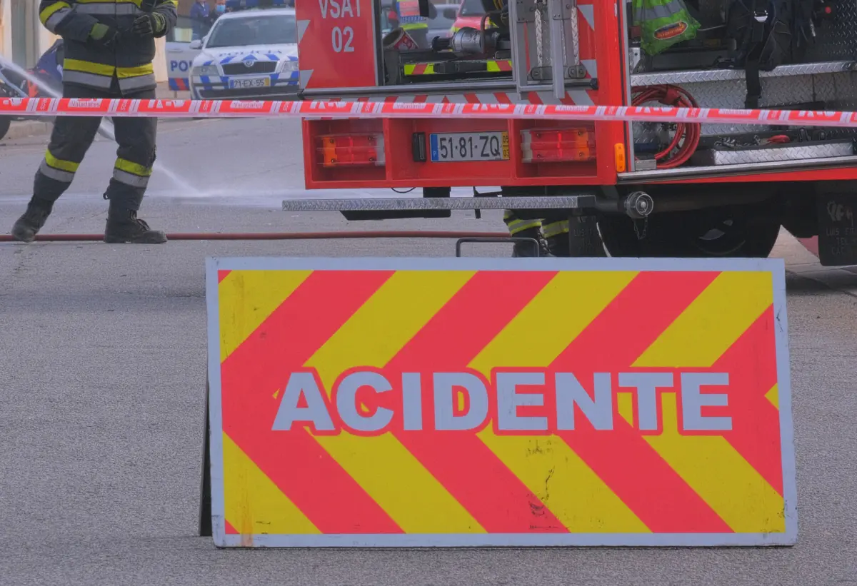 Imagem de contexto do artigo Cinco feridos em despiste de camião dos bombeiros de Odemira
