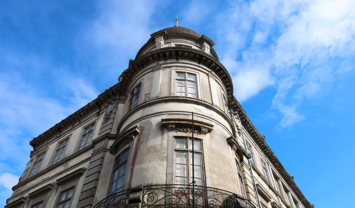 Situado onde outrora se ergueu o castelo medieval da cidade, o Edifício do Castelo sediou a Escola Industrial de Braga, a Escola Secundária Alberto Sampaio e, mais tarde, serviços da UMinho, da autarquia e da então Estradas de Portugal