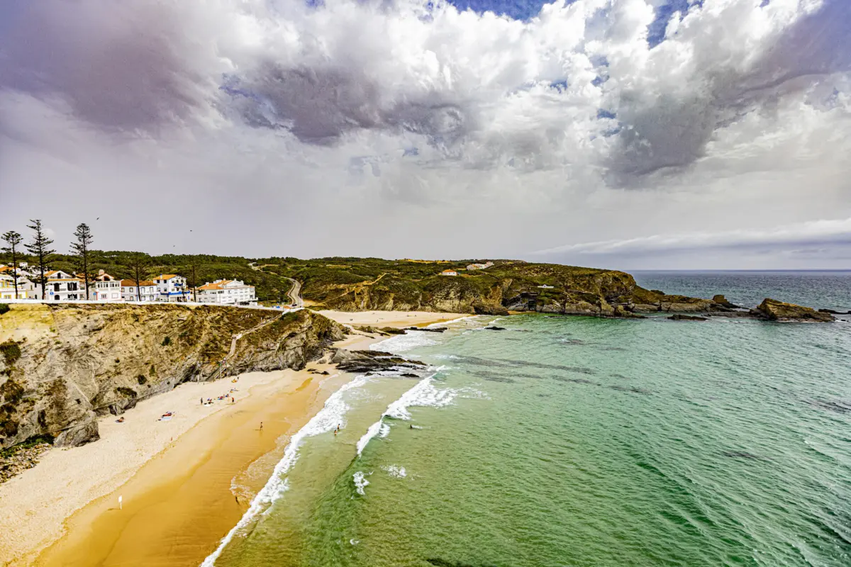 Vítima estava nas rochas e terá escorregado e caído à água