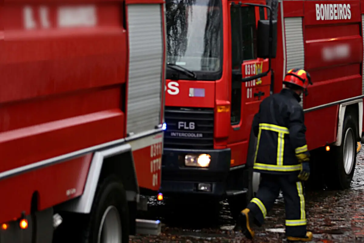 Imagem de contexto do artigo Incêndio em veículo corta trânsito na EN321 em Castro Daire