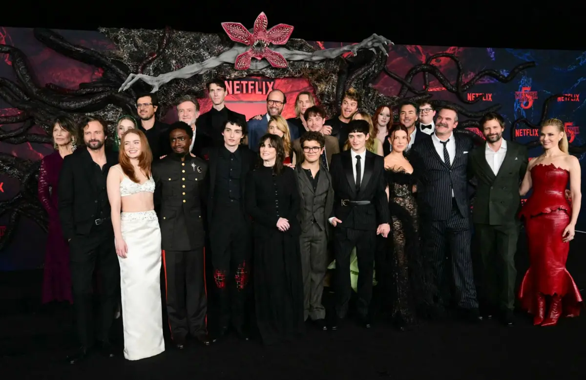 O elenco e os criadores de "Stranger Things" na antestreia da temporada final, no TCL Chinese Theatre, em Los Angeles, EUA, a 6 de novembro