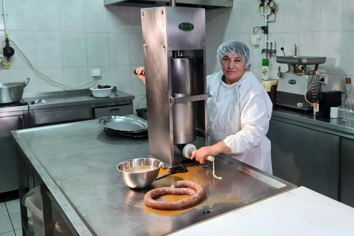 Silvia Felizardo transformou seis porcos em fumeiro para a feira de Chaves