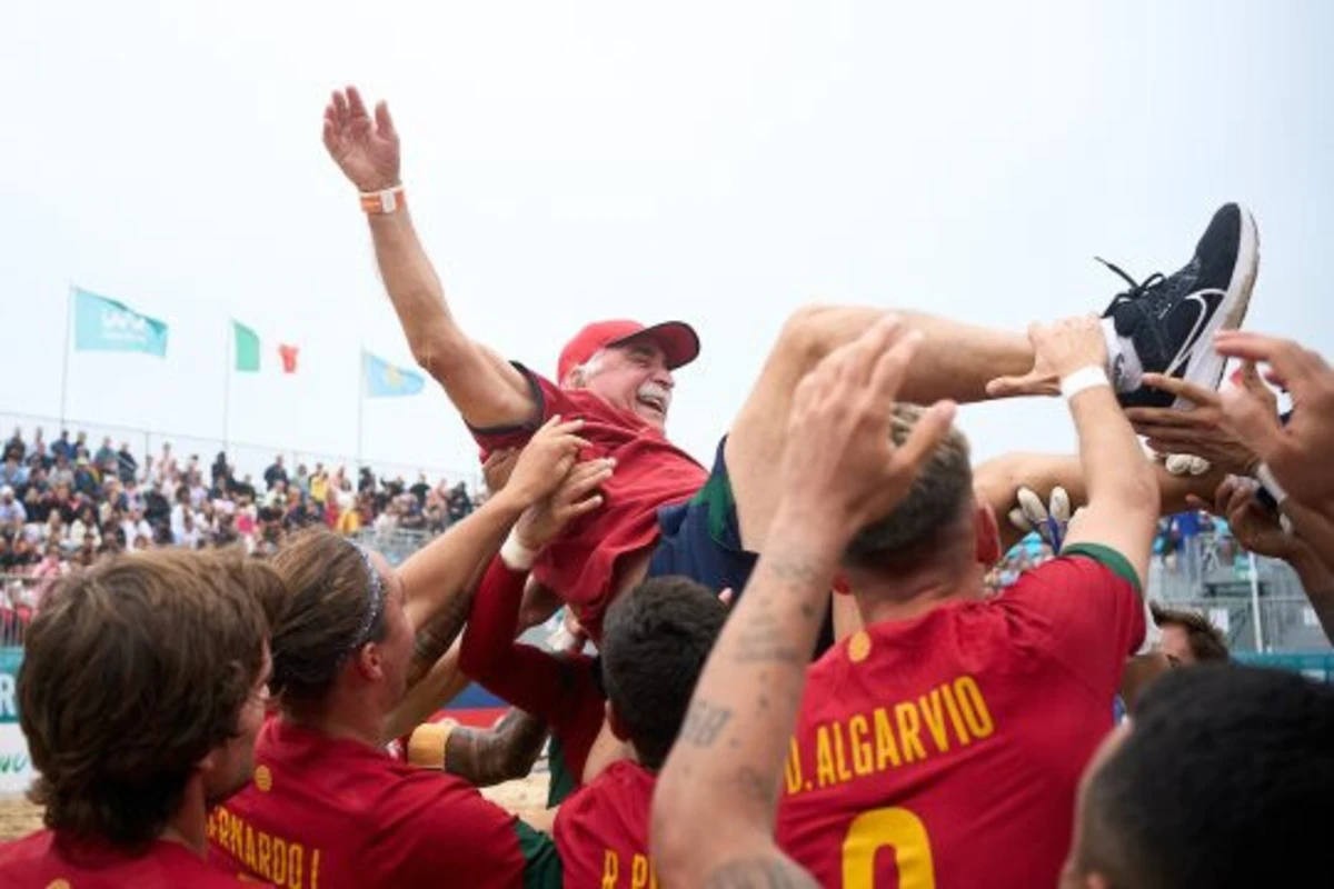 Jogadores celebram o apuramento com o selecionador Mário Narciso