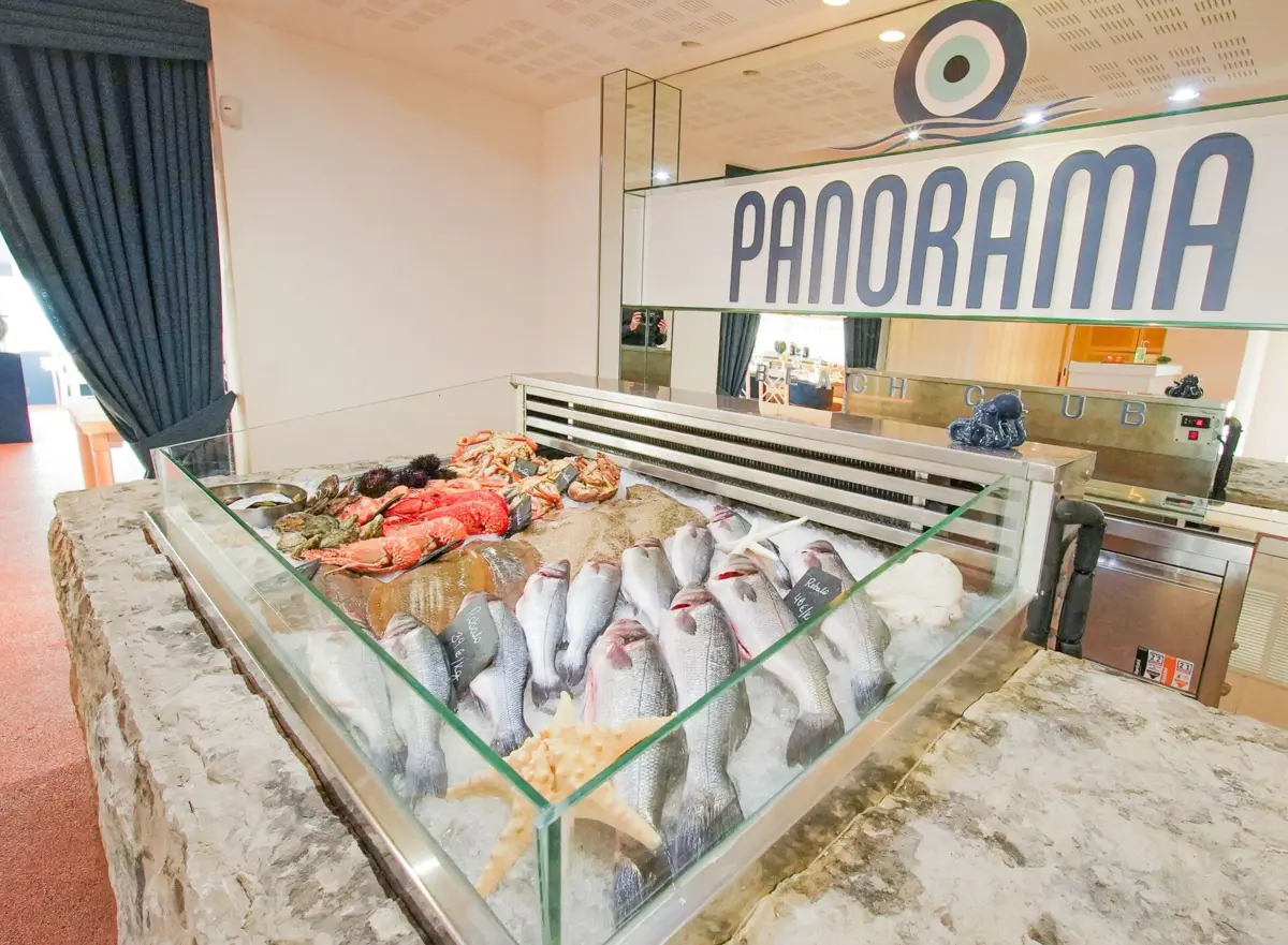 O restaurante mantém a banca de peixe do dia à entrada.